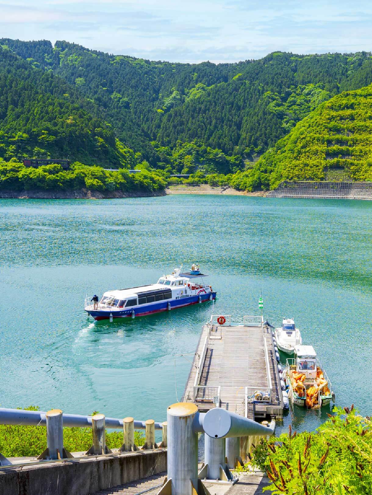 宮ヶ瀬湖と遊覧船「ミーヤ丸」